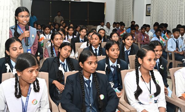 हवाई यात्रा कर रायपुर पहुंचे बीजापुर के मेधावी विद्यार्थियों में आसमान छूने का हौसला 