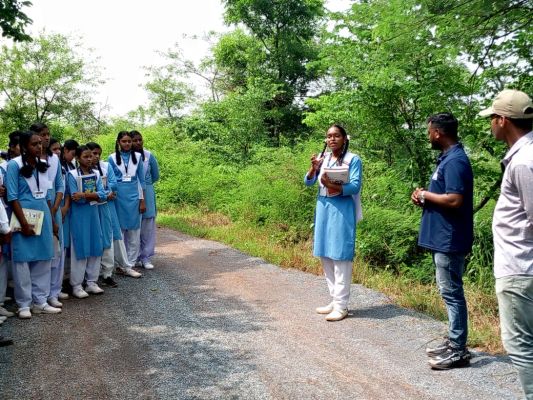 राष्&zwj;ट्रीय मधुमक्&zwj;खी दिवस : जंगल सफारी में विद्यार्थियों ने किया भ्रमण