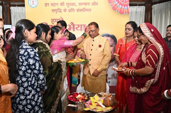 मुख्यमंत्री विष्णु देव साय की कलाई में बहनों ने बांधी राखी