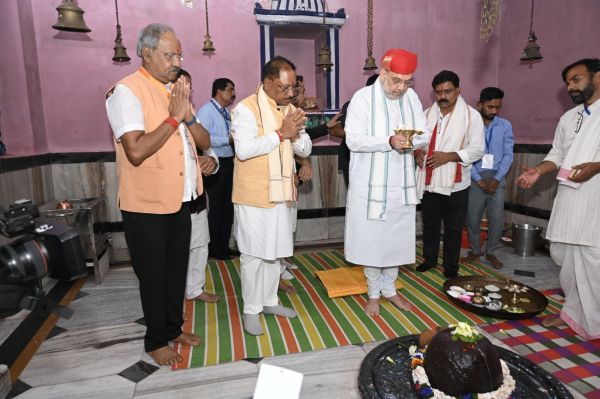  गृह मंत्री अमित शाह ने महाप्रभु वल्लभाचार्य जी के मुख्य प्राकट्य बैठक स्थल और चम्पेश्वर महादेव की पूजा-अर्चना की