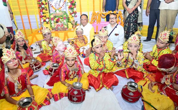  विष्णु&rsquo; के घर कृष्ण जन्माष्टमी की धूम, मुख्यमंत्री ने दिव्यांग बच्चों संग मनाया त्यौहार