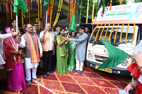 मुख्यमंत्री श्री विष्णु देव साय ने आज पोरा के अवसर पर सुपोषण रथ को हरी झंडी दिखाकर किया रवाना