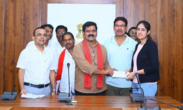 उपमुख्यमंत्री श्री विजय शर्मा ने कबीरधाम जिले के मेघावी विद्यार्थियों को स्वेच्छा अनुदान से 3 लाख 45 हज़ार का चेक किया प्रदान