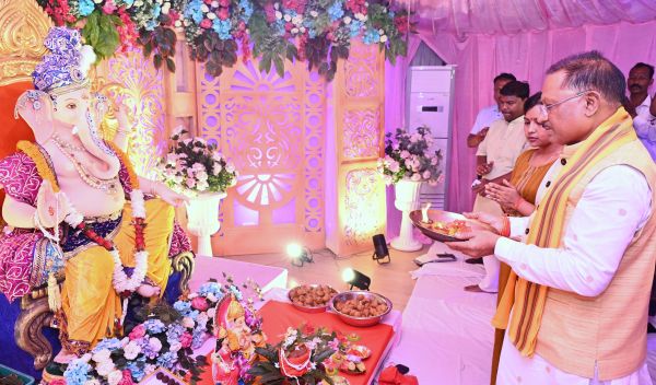 मुख्यमंत्री निवास में विराजे भगवान गणेश- श्री विष्णु देव साय ने पूजा अर्चना कर प्रदेश की सुख, समृद्धि और खुशहाली की कामना की