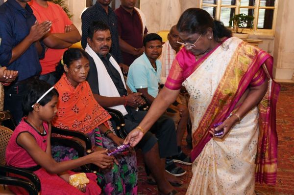  राष्ट्रपति भवन में बस्तर के नक्सल पीड़ितों ने रखी अपनी पीड़ा, साय की संवेदनशील पहल का हुआ उल्लेख