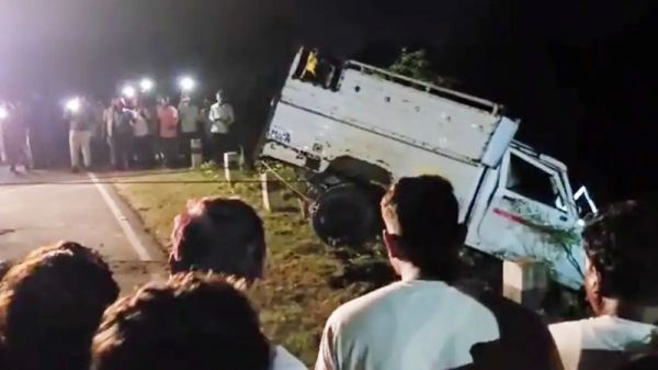 सक्ती में बड़ा हादसा: नहर में गिरी पिकअप, 18 लोगों का रेस्क्यू, 2 बच्चे लापता...