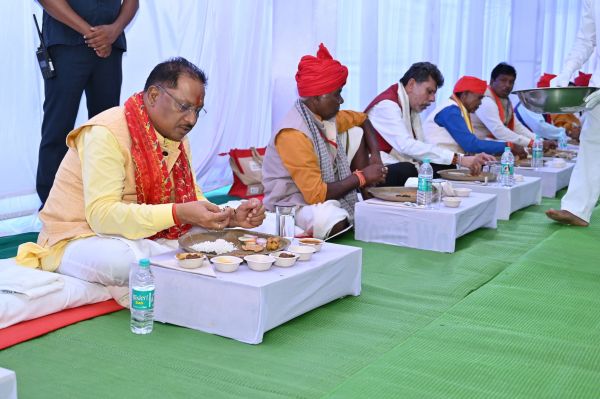 मुख्यमंत्री श्री विष्णु देव साय ने आमचो बस्तर क्लब में मांझी-चालकी और बस्तर दशहरा पर्व के पारंपरिक सदस्यों के साथ किया दोपहर का भोजन