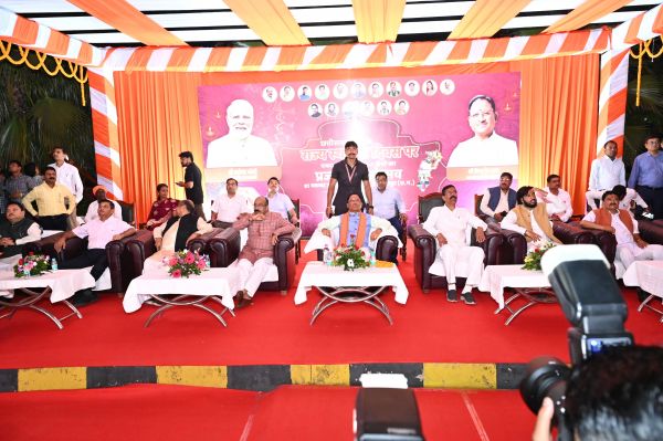 राज्य स्थापना दिवस पर 11 हजार दीपों से रौशन हुआ एकात्म पथ