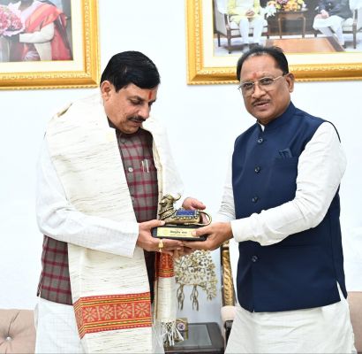 मुख्यमंत्री श्री विष्णु देव साय ने मध्यप्रदेश के मुख्यमंत्री डॉ. मोहन यादव का अपने निवास में आत्मीय स्वागत किया