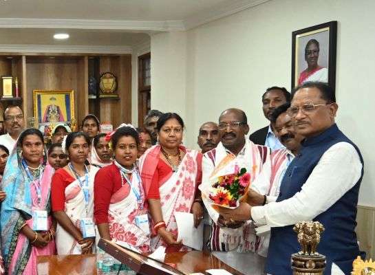  जशपुर के मुंडारी नर्तक दल के कलाकारों ने मुख्यमंत्री से की मुलाकात