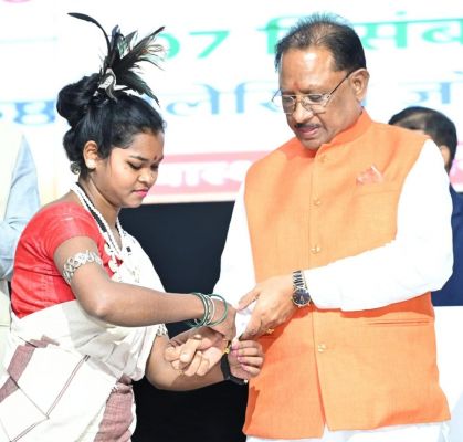 बस्तर के तोकापाल की सुश्री बबीता नाग ने मुख्यमंत्री को बांधा निरामय सूत्र