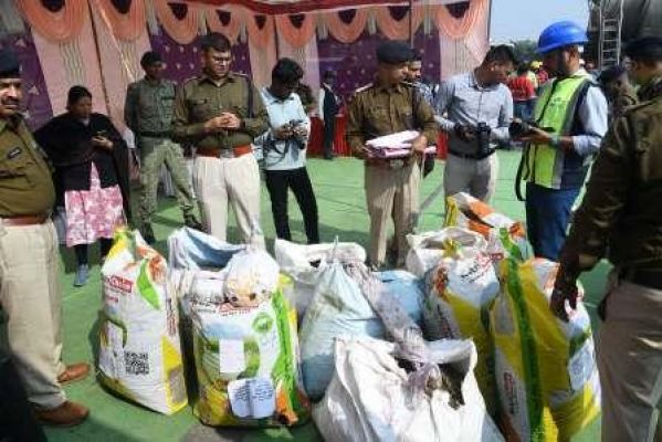 पुलिस अधीक्षक की उपस्थिति में थानों में जब्त किये गये मादक पदार्थ (गांजा) को किया गया नष्ट