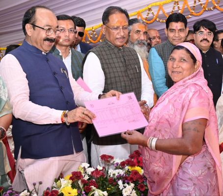 मुख्यमंत्री ने धमतरी में स्वामित्व कार्डो के वितरण का किया शुभारंभ