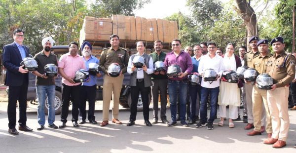 हेलमेट पहन कर वाहन चलाने से होगी जीवन की रक्षा - कलेक्टर