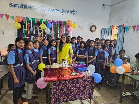 कन्या माध्यमिक शाला में न्योता भोज का आयोजन