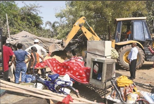 सीमांकन के बाद नकटा तालाब पर अवैध अतिक्रमण करने वालो पर की गई कार्यवाही