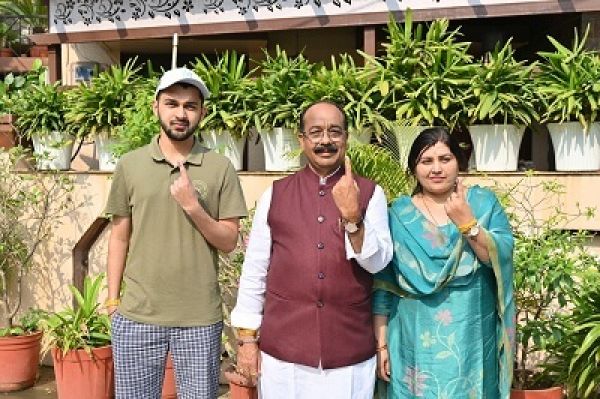 उप-मुख्यमंत्री अरुण साव ने बिलासपुर में सपरिवार किया मतदान