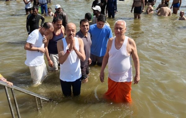 राज्यपाल ने महाकुंभ के अवसर पर त्रिवेणी संगम में किया स्नान