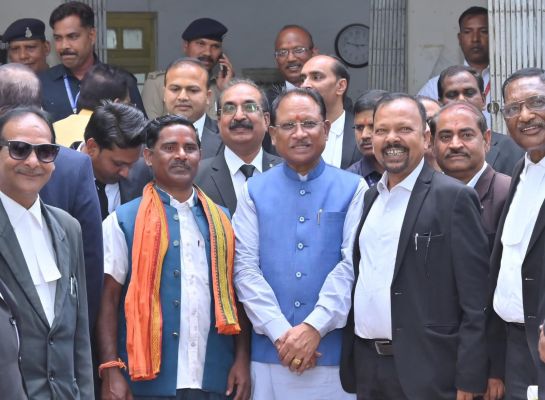 मुख्यमंत्री श्री साय ने बार काउंसिल के जीर्णोद्धार एवं ई-लाइब्रेरी निर्माण के लिए 1 करोड़ रुपए प्रदान करने की घोषणा की