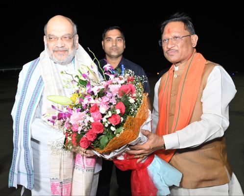 केंद्रीय गृह मंत्री श्री अमित शाह का मुख्यमंत्री श्री विष्णुदेव साय ने स्वामी विवेकानंद विमानतल पर किया आत्मीय स्वागत