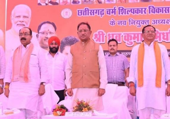 मुख्यमंत्री श्री विष्णु देव साय छत्तीसगढ़ चर्म शिल्पकार विकास बोर्ड के नव नियुक्त अध्यक्ष के पदभार ग्रहण समारोह में हुए शामिल