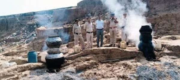 34 हजार मूल्य का हाथभठ्ठी महुआ शराब व लाहन जब्त