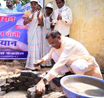 मुख्यमंत्री श्री साय ने राजमिस्त्री बनकर सोखता गड्ढे के लिए की ईंट जोड़ाई:पानी बचाने के लिए जल संचयन वाहिनी के कार्यों की सराहना