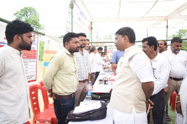  प्रभारी मंत्री श्री केदार कश्यप ने बीजापुुर में आयोजित समाधान शिविर का किया औचक निरीक्षण