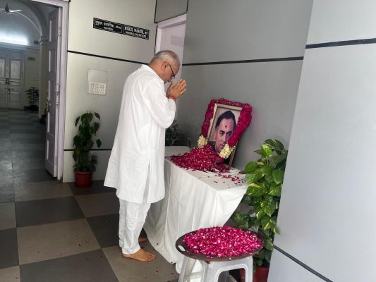 पूर्व मुख्यमंत्री भूपेश बघेल ने पूर्व प्रधानमंत्री स्व. राजीव गांधी  की पुण्यतिथि पर श्रद्धांजलि दी