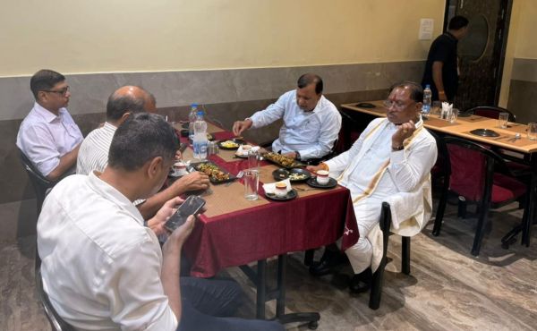 मुख्यमंत्री विष्णुदेव साय ने सिमगा  में ढाबा में किया भोजन, स्थानीय लोगों से की आत्मीय बातचीत