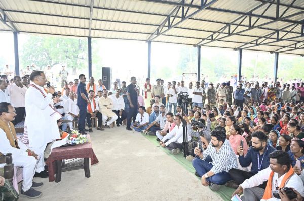 मुख्यमंत्री श्री विष्णु देव साय ने ग्रामीणों से आत्मीयता के साथ किया संवाद, हितग्राहियों से की चर्चा