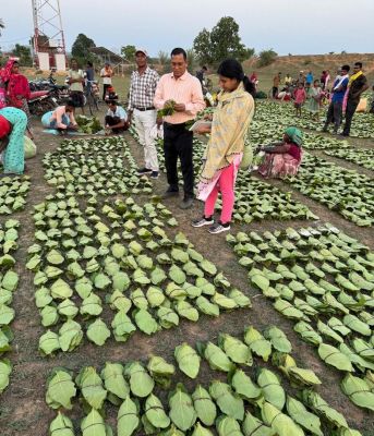  तेंदूपत्ता संग्राहक परिवारों को वितरित होगी चरण पादुका