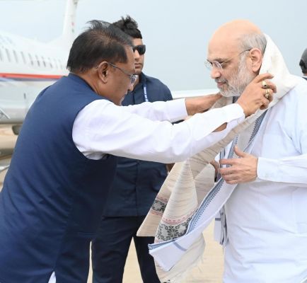 केंद्रीय गृह मंत्री श्री अमित शाह के छत्तीसगढ़ आगमन पर मुख्यमंत्री श्री विष्णुदेव साय ने स्वामी विवेकानंद एयरपोर्ट पर किया स्वागत