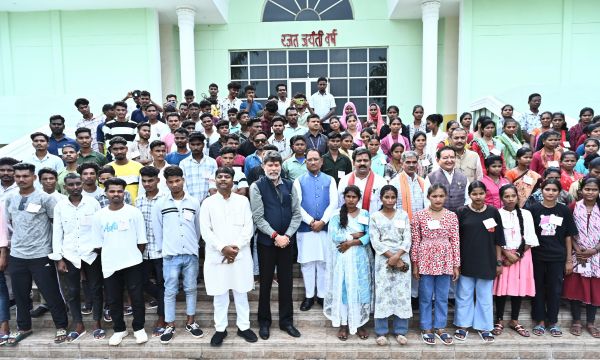 बीजापुर जिले के युवाओं से मुख्यमंत्री ने की आत्मीय मुलाकात