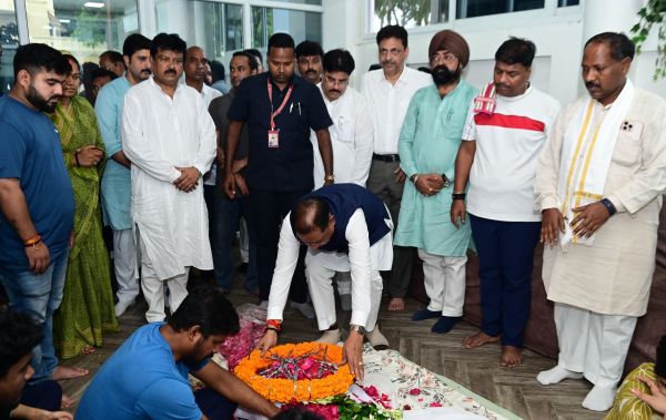 मुख्यमंत्री श्री विष्णु देव साय ने स्वर्गीय श्री निखिल कश्यप को दी श्रद्धांजलि, शोक संतप्त परिजनों से की मुलाकात