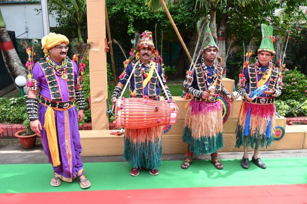 मुख्यमंत्री निवास में हरेली उत्सव: पारंपरिक लोक यंत्रों के साथ सुंदर नाचा का हो रहा आयोजन