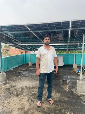 दुबे जी के घर की छत पर सौर ऊर्जा से चलने वाला पावर प्लांट, घर का बिजली बिल हुआ शून्य, सरकार को भी कर रहे हैं बिजली की आपूर्ति