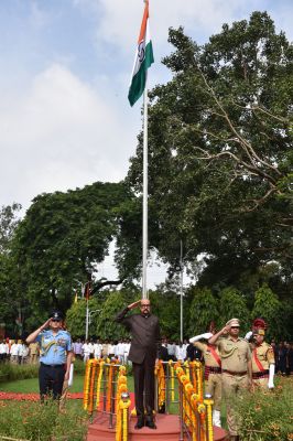 राज्यपाल श्री डेका ने राजभवन में किया ध्वजारोहण