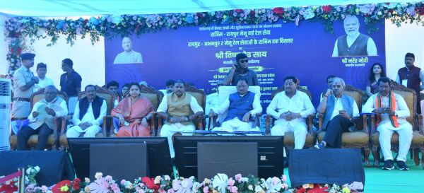 राजिम &ndash; रायपुर के बीच नई मेमू ट्रेन सेवा का शुभारंभ मुख्यमंत्री श्री विष्णु देव साय जी द्वारा हरी झंडी दिखाकर रवाना किया गया ।