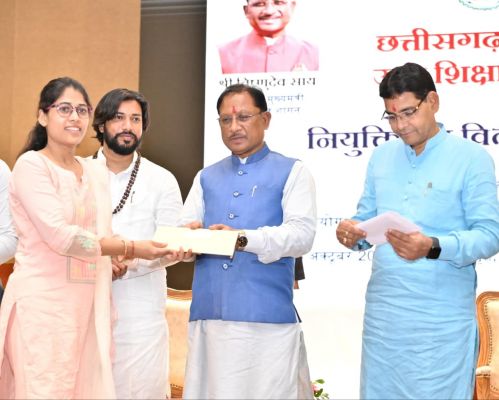 मुख्यमंत्री श्री साय ने उच्च शिक्षा विभाग में प्रयोगशाला तकनीशियन के पद पर चयनित 233 अभ्यर्थियों को प्रदान किए नियुक्ति पत्र