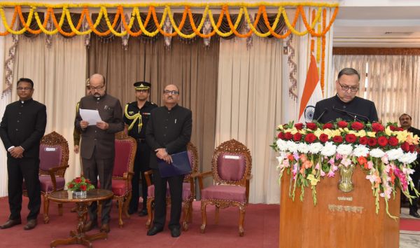 राज्यपाल श्री डेका ने श्री अमिताभ जैन को मुख्य सूचना आयुक्त एवं श्री अग्रवाल और श्री मिश्रा को राज्य सूचना आयुक्त पद की शपथ दिलाई