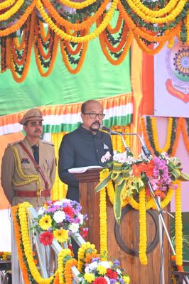राज्यपाल श्री डेका ने राष्ट्रीय ध्वज फहरा कर ली परेड की सलामी