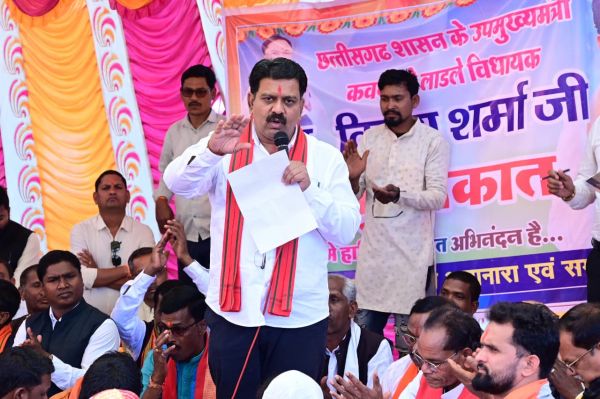 उप मुख्यमंत्री श्री विजय शर्मा ने जिले के अंतिम छोर के सुदूर वनांचल में लगाई चौपाल, लोगों से किया जनसंवाद