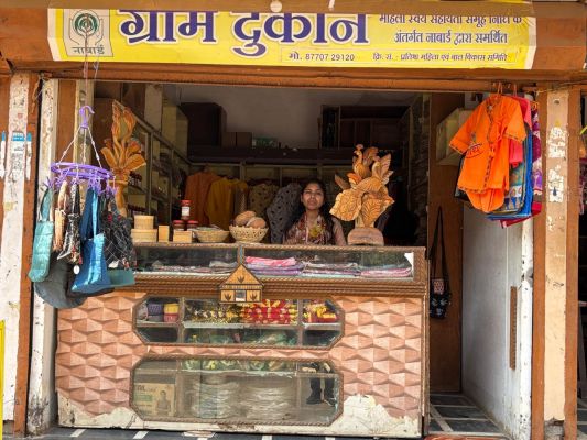 नाबार्ड की &lsquo;ग्राम दुकान&rsquo; से स्व-सहायता समूह की महिलाएं बन रहीं आत्मनिर्भर