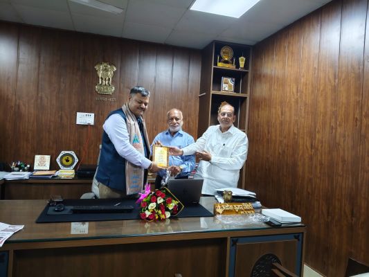 रायपुर रेल मंडल के स्टेशन सलाहकार समिति के सदस्य एवं छतीसगढ चेम्बर आफ कामर्स एण्ड इंडस्ट्रीज के उपाध्यक्ष ने वरिष्ठ मंडल वाणिज्य प्रबंधक श्री अवधेश कुमार त्रिवेदी को उनके द्वारा यात्री सुविधाओं के अच्छे कार्यों के लिए सम्मानित किया
