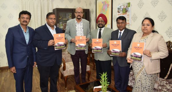 राज्यपाल श्री डेका को प्रमुख लोकायुक्त श्री उबोवेजा ने आयोग का वार्षिक प्रतिवेदन सौंपा