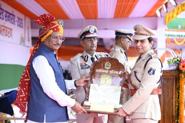 मुख्यमंत्री श्री विष्णु देव साय के करकमलों से उत्कृष्ट सेवा के लिए सम्मानित हुए पुलिस एवं नगर सेना के अधिकारी-कर्मचारी 
