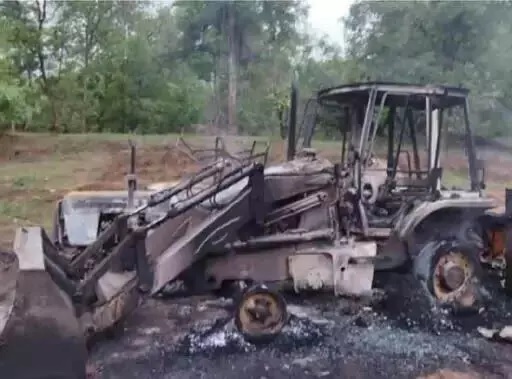 निर्माण कार्य में लगे वाहनों को नक्सलियों ने फूंका&hellip;