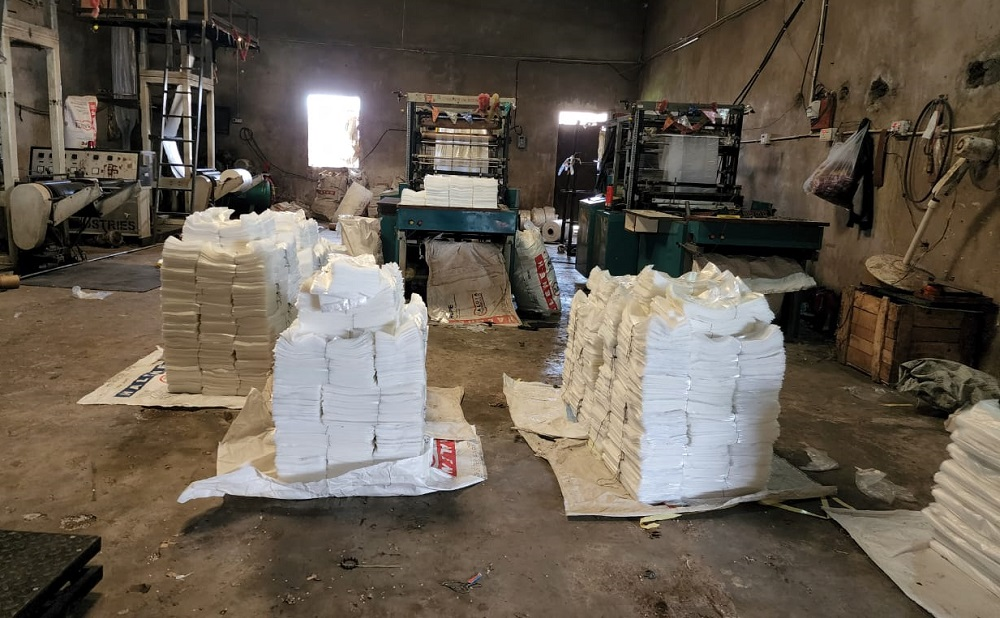 छापामार कार्रवाई में 12 क्विंटल से अधिक पॉलिथीन बैग जप्त