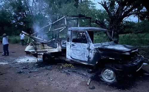 नक्सलियों ने मचाया उत्पात : गाड़ियों को किया आग के हवाले, मजदूरों को पीटा